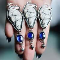 Les Envoyés du Froid ❄️
On raconte, dans les pays du Nord, qu’un corbeau naquit autrefois au cœur d’une tempête si pure que ses plumes en gardèrent la trace indélébile 🤍
Un blanc glacé, immaculé, comme une empreinte du souffle de l’Hiver lui-même 🌬️
Dans les vallées scandinaves, on murmure que lorsque son ombre effleure la terre les premieres neiges s’éveillent ❄️
Il ne fait pas de bruit. Et parfois, il laisse tomber derrière lui une plume blanche, précieuse, qu’on glisse alors près du cœur comme un talisman contre les dangers du froid et les longues nuits d'hiver 🪽
Les anciens voyaient en lui un gardien unique, un messager du gel, un être capable de voyager entre les saisons et d'apporter avec lui la lumière ✨
Il est annonciateur de grande transformation, d'une sagesse et d'une clairvoyance profonde 🤍
Le corbeau blanc est un guide rare, mais sachez qu'il se présente à vous toujours au bon moment..
Êtes vous prêts à l'accueillir ? 🪽
Ces bijoux portent en eux la lumière de cet oiseau rare 🤍 La clarté au coeur de l’hiver, la force sereine des terres gelées, et cette sensation puissante d’être sous bonne protection ✨
Trois médaillons uniques, en argent massif et entièrement fait main à l'atelier 🤲🏻
Chacun protège un incroyable corbeau blanc, réalisé en porcelaine froide faite, à la main, par une artisane et consœur Ukrainienne 🪽
Accompagnés de merveilleux saphirs bleu, une pierre d'une qualité unique, aux reflets de magie 💙✨
Disponibles lundi 8 décembre à 20h pour la sortie de la nouvelle collection ~ La Poésie du Froid ~ 🤍🌬️❄️
#cybijoux #hiver #witch #metalsmith #jewellery #sterlingjewelry #winterwitch #artist #witchyvibes #jeweler #jewelry #christmasaesthetic #jewellerydesign #bijouxfaitmain
#silverjewelry #artisanat #faitmain
#artisandefrance #winteraesthetic #hiver #christmasgiftideas #winter #neige #noelaesthetic #ideecadeau #christmas #snow
#cadeaufaitmain #noel2025 #crow