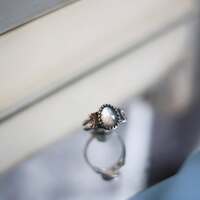 Les Muses 🌙
" Car la lune enchante les âmes bien mieux que toute autre planète. "
Henri bosco
La lune n’est pas un simple astre, elle est la magie qui fascine le monde depuis la nuit des temps🌙
Depuis toujours, elle inspire, elle murmure aux mains des artistes.
La lune traverse les siècles comme une source intacte d’imaginaire et de poésie.
Elle est l’une des premières muses de l’humanité, silencieuse et constante. 🌔
Elle a guidé les peintres, les écrivains, les voyageurs, les rêveurs & les sorcières.. Et aujourd’hui encore, elle est là pour vous accompagner aux creux de vos destins.
Aujourd'hui ce sont trois bagues talismans que je vous présente. En argent massif 925, taille ajustable et toujours entièrement faites main à l'atelier ✨
Elles protègent chacune une pierre de lune grise à la lumière douce et délicate, accompagnée de ses croissants de lune protecteurs🌙
Disponibles lundi prochain , le 23 mars à 20h pour la sortie de la nouvelle collection Les Couleurs du Ciel ~ 🌅☁️✨
#cybijoux #jewelry #skylover #skyjewelry #moonjewellery