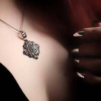 Bijou de Magie restaurée ✨️ 

Chaque bijou a une histoire, et certaines prennent parfois des chemins inattendus.. Endormi dans le fond d’un tiroir secret, figé dans le silence du temps, caché sur une étagère ancienne, dissimulé au coeur d'une malle d'un vieux grenier.. 🕰 

Qui est il ? À qui a-t-il appartenu ?
Quelles aventures a-t-il déjà vécu ? À quelle époque ? Dans quel milieu ? Pour quelle âme ? 

À nous de le découvrir ou de le réinventer 🤍  Écrivons la suite de l'histoire ensemble.. Restaurons des magies perdues ✨️ 

Ce soir un nouveau bijou de magie restaurée cherche à continuer d'écrire son histoire auprès de vous ✨️ 

Le Florissant 🌸
Un collier en argent massif, d'époque art nouveau, fin 19ème début 20ème siècle 🕰 

Merveilleusement ouvragé de voluptes et d'arabesques magiques typiques du courant art nouveau. En son coeur, une fleur délicate  🌸 Symbole d’une époque où la nature reine fleurit en silence dans les cœurs des âmes sensibles 🤍

Là où chaque détail compte ✨️
Un bijou d'une élégance rare et intemporelle qui a déja traversé plus de 100 années d'existence et d'aventures 🕰 

Un fragment de temps, qui garde avec lui tous les secrets d'une épopée merveilleuse 🤍 

En parfait état. Entièrement restauré avec patience par mes soins à l'atelier pour lui redonner toute sa lumière  🤲 

Fait main, poinçons légaux apposés. Chaîne d'origine. 

Pièce unique, il est disponible dès maintenant sur la boutique en ligne 🤍

- VENDU -

#cybijoux #metalsmith #silverjewelry #jewelry #jewellerydesign #ladysmith  #faitmain #handemade #artnouveau #smallbusiness #bijouterie #vintage #vintagestyle ##vintagejewelry #antiquejewelry #history