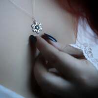 Les promesses du givre ❄️ 

Chaque flocon nait dans les secrets d'un nuage ☁️ Il porte en lui une histoire, un message unique, murmuré par le souffle des cieux 🌬️ 

Il est le symbole d’un passage, d’un seuil entre deux mondes, celui que l’on quitte et celui qui s’ouvre à nous. 
Il incarne la pureté, la transformation, l’espoir d’un nouveau cycle ❄️ 

Une promesse délicate, déposée par le monde aux creux de vos mains, pour vous inviter à rêver, à croire en la magie qui nous entoure et voir la beauté que l’on peut trouver dans les choses les plus petites et les plus simples 🩵 

Vous ne le savez peut-être pas, mais la forme d'un flocon différe suivant les conditions météorologiques qu'il traverse durant son voyage 🌬️
Chaque élément de son environnement a une conséquence. Chaque épreuve traversée a un impact qui façonnera son existence, chaque souffle qu’il rencontre le façonne. Chaque épreuve qu’il endure inscrit dans sa géométrie une trace unique. Un peu comme nous tous finalement. Il sont tous uniques, comme vous, et ont une histoire rien qu'à eux 💙 

C'est un équilibre parfait, la force et  fragilité à la fois. Que la nature est belle quand elle crée 🌨 

Pour vous souvenir, toujours, que vos fragilités sont souvent vos plus grandes forces, je vous ai créé ces trois colliers flocons ❄️ 

En argent massif 925 et entièrement réalisés main par mes soins à l'atelier,  tous protégeant en leur coeur une incroyable aigue marine bleu d'une  qualité supérieure 🩵 

Disponibles lundi 8 décembre à 20h pour la sortie de la nouvelle collection ~ La Poésie du Froid ~ 🤍🌬️❄️ 

#cybijoux #hiver #witch #metalsmith #jewellery #sterlingjewelry #winterwitch #artist #witchyvibes #jeweler #jewelry #christmasaesthetic #jewellerydesign #bijouxfaitmain
#silverjewelry #artisanat #faitmain
#artisandefrance #winteraesthetic #hiver #christmasgiftideas #winter #neige #noelaesthetic #ideecadeau #christmas #snow
#cadeaufaitmain #noel2025 #flake