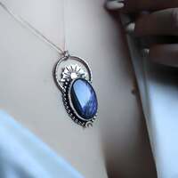 L'héritage du crépuscule ✨ 

À mesure que le jour décline, le corps, lui, sait. 

Bien avant la nuit, bien avant le silence, quelque chose en nous ralentit déjà. Une mémoire ancienne, physiologique, inscrite profondément en nous, celle de laisser la lumière partir, sans résister 🌄 

Le crépuscule n’est pas une fin, c’est une transition nécessaire vers un nouveau jour. Le soleil s’incline,
la lune s’approche, et dans cet équilibre fragile, un passage s’ouvre. 

S’abandonner à la nuit, c’est faire confiance à ce mouvement ancestrale. C'est cesser de lutter, cesser de retenir, et accepter que certaines réponses n'apparaîtront que dans l'ombre. 

C'est parfois quand tout s’éteint que quelque chose commence. À l’abri du regard, dans le silence, là où le vivant se répare 🌓 

S'abandonner à la nuit c'est faire confiance à l'obscurité, et se rappeler que tout n'est pas à porter toujours en pleine lumière ✨ 

Ce soir c'est un collier unique que je vous présente. En argent massif 925 et toujours fait main à l'atelier. 

Un collier talisman qui protège en son cœur une merveilleuse pierre de  labradorite aux reflets de crépuscules entourée des astres lune & soleil 🌙☀️ 

Au dos, comme un secret bien gardé rien qu'à vous, j'y ai gravé ces mots " s'abandonner à la nuit " pour ne jamais oublier de vous faire confiance, que même lorsque tout semble s’éteindre, quelque chose en vous continue de grandir ✨ 

Pièce unique, disponible lundi prochain , le 23 mars à 20h pour la sortie de la nouvelle collection Les Couleurs du Ciel ~  🌅☁️✨ 

#cybijoux #jewelry #skylover #skyjewelry #labradorite