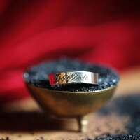 Les Insolentes 🔥 

Il y a en vous un feu que personne n’a jamais pu éteindre.
Quelque chose qui refuse de se plier, qui n'obéit qu'à soi-même. 

Pour celles qui ne baissent pas les yeux. Celles qui ne rentrent pas dans les codes. Celles qui ont compris qu’être trop sages les éloignaient d’elles-mêmes. Celles qui avancent avec instinct. 

Les Insolentes — ni sages, ni conformes. Libres par nature 🔥 

Ces bagues sont un rappel silencieux, une présence contre votre peau, pour vous souvenir quotidiennement que votre place est là où vous le décider et que votre pouvoir commence le jour où  vous vous autorisez à être vous-même ✨ 

Un bijou pour vous ramener à vous. Vous reconnecter à votre puissance et à votre liberté de choisir votre propre voie 🖤 

Soyez insolentes 🔥 
Libres de ne pas plaire à tout le monde. 

Voici le premier modèle signature de l'atelier, les bagues " Les insolentes ".
Des bagues puissantes, en argent massif 925 gravées avec magie ✨
6 premiers modèles : 

🧙🏻 Sorcière 
🔥 Insolente 
🐆 Sauvage 
💎 Audacieuse
⛓️‍💥 Indomptable 
⚡ Désobéissante 

Alors, laquelle vous appelle 😏 ? 

Toutes disponibles dès à présent en précommande sur la boutique en ligne dans la section " collection permanente" , réalisable à votre taille ou en taille ajustable au choix 🖤

#cybijoux #feminism #women #jewelry #rings