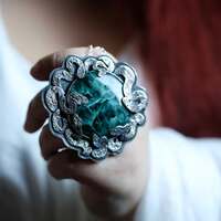 Méduse - Les yeux de la vérité🐍 

Méduse, gardienne d’un destin lointain,
maudite par le temps, brisée par les Dieux. 

Jadis de lumière couronnée, aujourd'hui ses cheveux dansent, sifflements de serpents au vent du néant 🐍 

Une vengeance tissée dans l’alchimie d’une colère divine, froide et amère. 

Elle est le murmure des ombres oubliées, le souffle glacé des âmes immobiles. Dans son regard tout se fige, mais derrière les écailles et la colère, se cache une histoire de douleur, de silence. Un cri perdu dans l’indifférence.

Symbole des âmes qu’on veut bannir, de ceux qu'on veut faire taire. Elle devient la force qui ne peut fléchir 🔥 

Celle qui fait peur, celle qui sait.. 

Approchez, mortels, mais craignez son reflet,
Car il porte l’histoire que nul n’a contée.
Dans ses yeux, l’éternité s’abîme, mais dans son ombre la puissance, elle, est sublime. 

" Regarde-moi " 🐍 

Je suis heureuse ce soir de vous présenter une nouvelle master pièce de cette collection ✨️ Un medaillon talisman, tout en argent massif et entièrement fait main par mes soins à l'atelier. Une pièce que j'aime vraiment beaucoup 💚

Une chevelure de serpents qui protègent en son coeur une incroyable pierre de Serpentine au vert puissant et envoutant 🐍 

Puis au dos, j'y ai gravé comme un secret bien gardé rien qu'à vous, un à un, ces mots " Regarde-moi " pour surtout ne jamais oublié d'être vu, de parler haut et de prendre toute la place qui vous revient de droit 🙏👁 

Au fil du temps, l’image de Méduse a évolué. Autrefois perçue comme monstrueuse, elle est aujourd’hui vue comme une figure féministe, victime d’une injustice divine. Son image a été réinterprétée dans l’art, la littérature comme un symbole de résistance et de puissance féminine 🐍 

Pièce unique disponible lundi 24 mars à 20h pour la nouvelle collection ~ Les secrets de l'Olympe ~ 🏛✨️🏹 

#cybijoux #metalsmith #silverjewelry #jewelry #jewellerydesign #ladysmith #witchjewelry #silver #witch #gods #bijouterie #handemade #artist #joaillerie #witchjewellery #bijoux #faitmain #creatricefrancaise #medusa #greece #mythology #grecia #greceantique #greek #snake #serpente #feminist