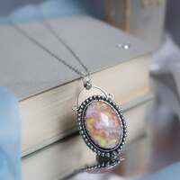 La tendresse du ciel 🩷☁️

Le rose n'est pas une couleur qui s’impose. Elle arrive doucement,
comme une émotion que l’on accepte enfin d’écouter..

Née de l’élan du rouge et la clarté du blanc, c'est un équilibre fragile
entre intensité et apaisement.

Le rose parle de ce qui a été ressenti,
puis transformé en douceur 🩷

C’est la couleur des rêves éveillés,
des seuils franchis, des espaces où l’on peut être sensible sans avoir à se protéger.

Dans les récits les plus anciens, le rose est lié à la guérison émotionnelle, à la tendresse profonde, à un sacré discret qui ne cherche plus à briller 🌹

Le rose est une couleur de passage.
il marque l’instant où la force apprend de la douceur, où l’émotion cesse de se défendre. Il garde la mémoire rouge du feu, mais tempéré par la clarté du blanc, il devient apaisement, réconciliation et tendresse consciente 🩷

La couleur de ce qui a traversé
et choisi, enfin, la douceur 🙏🏻

Avec ce médaillon, c'est cela que je veux vous offrir, un refuge, un lieu sûr dans lequel vous pourrez plonger pour être enveloppés de toute la tendresse du ciel dès que vous en aurez besoin ☁️

Assorti à notre jolie bague. En argent massif 925, et entièrement réalisé main par mes soins à l'atelier 🤲🏻 Il protège lui aussi une merveilleuse pierre d'agate plume doublet dans laquelle se dessine un incroyable ciel rose 🩷

Dans son dos, comme un secret rien qu'à vous, j'y ai gravé un à un ces mots " sous la tendresse du ciel " pour ne jamais oublier que votre tendresse est aussi une force ☁️

Pièce unique, disponible lundi 23 mars à 20h pour la sortie de la nouvelle collection Les Couleurs du Ciel ~ 🌅☁️✨

#cybijoux #jewelry #skylover #skyjewelry #celestialjewelry