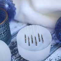 Le souffle des Géants 💎

Les montagnes respirent encore.
Sous leurs parois sombres, une magie endormie veille. Chaque souffle qui se glisse entre les fentes de pierre est là pour guider ceux qui cherchent leur chemin dans le froid 🏔️

J'ai façonné chacun de ces colliers, comme un fragment de ce souffle, un éclat arraché aux roches les plus anciennes, celles qui ont vu passer les premiers récits du monde ✨

Il portent en eux la mémoire des terres, les murmures des peuples qui jadis ont foulé  leurs sols, la force des géants, la mémoire minérale 💎

Un rappel silencieux que la Terre respire avec vous, toujours. Qu'elle vous ancre, vous protège, vous accompagne. Qu’elle enroule autour de vous une force lente, stable, immuable.. La même qui tient les montagnes, les géants de pierre, debout depuis si longtemps 🏔️

Ce soir ce sont 6 médaillons talismans en argent massif 925 entièrement fait main que je vous présente 🔥

Chacun protège sa pierre fine, taillée en diamant pour faire ressortir le précieux 💎Des spinelles noires, des topazes blanches et des topazes bleus d'une pureté incroyable ✨

Chaque médaillon est texturé entièrement à la main, dans un esprit rocheux, pour un rendu plus brut et intemporel 🪨

Toucher sa texture permet de se reconnecter immédiatement à la terre, de s'ancrer de nouveau. Parfait pour les moments de stress, d'angoisses ou autres 🙏🏼

Je voulais vous offrir un modèle plus masculin, pour vous messieurs ou pour vos proches. Mais ce modèle est unisexe, il sera parfait à offrir ou à s'offrir pour les fêtes ✨ Cela peut même être un merveilleux talisman à partager 😉🤍

Disponibles lundi 8 décembre à 20h pour la sortie de la nouvelle collection ~ La Poésie du Froid ~ 🤍🌬️❄️

#cybijoux #hiver #witch #metalsmith #jewellery #sterlingjewelry #winterwitch #artist #witchyvibes #jeweler #jewelry #hobbit #jewellerydesign #bijouxfaitmain
#silverjewelry #artisanat #faitmain
#artisandefrance #winteraesthetic #hiver #christmasgiftideas #winter #neige #lordoftherings #ideecadeau #christmas #menjewelry
#cadeaufaitmain #noel2025 #moutains