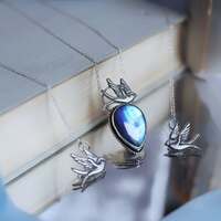 Les Messagères du printemps 🐦
Il suffit parfois de lever les yeux..
L’air porte déjà quelque chose de plus léger, vous le sentez vous aussi ? 🪽
Dans la douceur d'un ciel bleu, les hirondelles tracent des signes que seuls les cœurs les plus attentifs savent lire 🐦
Elles reviennent toujours.
Messagères fidèles du printemps 🌱
Elles portent dans leurs ailes la promesse des recommencements, la certitude qu'après le froid vient toujours le beau temps. L'espoir et la force des renaissances 💙
On dit que les hirondelles protègent les foyers,
qu’elles veillent sur les maisons qu'elles ont choisies et sur les âmes qui y habitent ✨
Leur vol rapide fend l’air encore frais, pour nous rappeler que doucement l’hiver se retire 🪽
Et que sous le ciel bleu, le retour du printemps n’est pas seulement dehors, il est aussi en dedans 🙏🏻
Ce soir ce sont de nouveaux colliers talismans que je vous présente. Tous en argent massif 925 et entièrement réalisés main par mes soins à l'atelier 🤲🏻
Un médaillon hirondelle, protégeant une incroyable pierre de labradorite bleu aux reflets magiques dans lequel on peuxmt entrevoir l'arrivée du printemps 💙
Puis deux petites hirondelles protectrices 🐦
Disponibles lundi 23 mars à 20h pour la sortie de la nouvelle collection Les Couleurs du Ciel ~ 🌅☁️✨
#cybijoux #jewelry #skylover #skyjewelry #bird