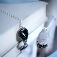 La force des orages 🌩️ 

Puis soudain, le ciel se souvient de toute sa puissance..⚡

Vous l'entendez qui se prépare ? 
Le vent se lève, les nuages se rassemblent et le ciel gronde. 
Puis la lumière traverse comme un fragment d’or l'ombre. 
Elle éclaire sous un autre jour ✨ 

Ne cherchez pas à fuir, restez.
Pas pour défier la tempête.
Pour lui répondre. 

Sous la pluie, sous les éclairs, au creux de ce souffle immense 🌪️ 

Dansez sous l’orage, écoutez-le, il a sûrement quelques secrets à vous confier. 

Laissez la foudre éclairer des chemins invisibles, ceux que vous portez en vous depuis toujours, ceux que seule la tempête dévoile. 

Soyez l'orage ⚡ 

La lumière brève dans l’obscurité.
La force qui traverse la nuit.
L’étincelle qui ouvre les chemins.. 

Ce soir ce sont deux médaillons uniques que je vous présente. 
Chacun protège une incroyable pierre de Nuummite, dans laquelle j'ai tout de suite vu l'orage fendre l'obscurité au coeur de ses reflets magiques ⚡ 

La Nummite est une pierre merveilleuse et rare. Née dans les profondeurs du Groenland, elle est considérée comme l’une des pierres les plus anciennes connues sur Terre 🙏🏻 

On l'appelle souvent la pierre des sorciers ou des magiciens de par sa puissance ✨ 
Je suis heureuse d'avoir pu en travailler quelques-unes pour vous pour cette collection ⚡ 

Au dos des deux médaillons, j'ai inscrit ces mots pour vous " Danser sous l'orage " & " Je suis l'orage " pour ne jamais oublier la magie et la puissance de ces instants, et que l'orage n’est pas seulement à traverser, mais aussi une force à habiter 🌩️ 

Et puis l'orage fut si puissant qu'il a frappé le côté d'une de ces pierres au sertissage et mon cœur avec ❤️‍🩹 Mais je ne voulais pas l'abandonner dans un coin. 

La pierre est sertie et ne bougera pas, aucune inquiétude, mais il est important pour moi que vous le sachiez. Ça fait partie de son histoire, et elle continue à offrir sa lumière malgré les éclats causés par les tempêtes traversées.. 
Il n'y a pas de hasard, c'était son destin 🙏 

Ce bijou sera donc proposé à
un prix plus doux pour pallier à ce défaut ⚡ 

Disponibles lundi 23 mars à 20h pour la sortie de la nouvelle collection ✨