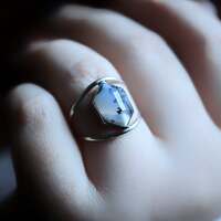 Les premières neiges 🌨️
Sur les terres gelées du Grand Nord, les premières neiges ne sont jamais un hasard..
Elles sont le souffle des Anirniit,
les esprits qui animent la nature et viennent apaiser le monde
quand les voix des Hommes deviennent trop lourdes 🌬️
Dans la culture Inuit, Anirniit signifie « les souffles » ou « les esprits qui animent toute chose ». La neige possède son propre Anirniq, elle est vivante, elle a une intention, une magie bien à elle ❄️
Les premières neiges sont considérées comme la manifestation d’un esprit doux, bienveillant. Un esprit qui calme le paysage, un souffle qui purifie l’air et apaise les tensions du monde.
Des esprits silencieux, porteurs d’équilibre, qui marchent entre maisons et forêts pour ramener le calme, purifier ce qui doit l’être, et rappeler que tout se transforme avec douceur 🌨️
Dans plusieurs traditions arctiques, les premières neiges sont un moment sacré, un signe précieux que les esprits veillent encore. Elles purifient ce qui doit être laissé derrière, rétablissent le lien entre les Hommes et les esprits et offrent une protection puissante.
Chacune de ces bagues est ainsi un fragment de ses premières neiges, un talisman venu des esprits du froid pour vous accompagner. Elles portent la protection silencieuse des esprits qui veillent sur l'hiver 🤍
Trois bagues en argent massif, douces et légères, entièrement faites main, protégeant chacune une incroyable pierre d'agate dendritique dans laquelle se dessine avec magie les premières neiges 🌨️
Disponibles lundi prochain le 8 décembre à 20h pour la sortie de la nouvelle collection ~ La Poésie du Froid ~ 🤍🌬️❄️
#cybijoux #hiver #witch #metalsmith #jewellery #sterlingjewelry #winterwitch #artist #witchyvibes #jeweler #jewelry #christmasaesthetic #jewellerydesign #bijouxfaitmain
#silverjewelry #artisanat #faitmain
#artisandefrance #winteraesthetic #hiver #christmasgiftideas #winter #neige #noelaesthetic #ideecadeau #christmas #snow
#cadeaufaitmain #noel2025 #snowflakes