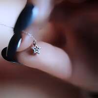 Les bonnes étoiles 🌟
Il y a des lumières qui ne s’éteignent jamais. Des étoiles qui veillent, même dans les nuits les plus noires ✨
De celles qui vous murmurent, au creux du silence, « Tu n'est jamais seul.e, je marche avec toi. »
Guides précieuses au creux de l'immensité, elles veillent sur nos pas. Puis quand les ombres se feront trop grandes, elles éclaireront les chemins. Comme pour tous ceux qui jadis, levèrent les yeux, et comprirent que leurs rêves étaient précieux.
Des lueurs éternelles, des promesses d'un ailleurs et les souvenirs tendres de ceux qui ne nous quittent jamais vraiment 🙏
Ces bijoux étoiles sont de petites lumières du ciel, des éclats à poser contre votre peau, pour vous aidez à entendre l’appel de vos rêves et à oser les suivre. Pour vous rappeler la présence douce de ceux qui veillent toujours sur vous quoiqu'il arrive. Pour toujours avoir près de vous votre bonne étoile 🌟
Voici donc trois petits colliers talismans et une paire de boucles d'oreilles étoiles, en argent massif 925 et entièrement faits main à l'atelier 🤍
Dans le cœur de chaque petite étoile j'y ai serti une pierre merveilleuse de topaze blanche pour qu'elle brille encore plus fort ✨
Disponibles lundi prochain le 8 décembre à 20h pour la sortie de la nouvelle collection ~ La Poésie du Froid ~ 🤍🌬️❄️
#cybijoux #hiver #witch #metalsmith #jewellery #sterlingjewelry #winterwitch #artist #witchyvibes #jeweler #jewelry #christmasaesthetic #jewellerydesign #bijouxfaitmain
#silverjewelry #artisanat #faitmain
#artisandefrance #stars #hiver #christmasgiftideas #winter #neige #noelaesthetic #ideecadeau #christmas #starseverywhere
#cadeaufaitmain #noel2025 #starseverywhereシ