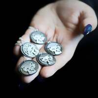 Tornado & June 🐈‍⬛ 

Un petit mot ce soir pour vous annoncer que tous les premiers médaillons Tornado nés de notre collaboration merveilleuse, Mathias Malzieu et moi, ont déja trouvé leurs chemins auprès de vous ✨ 

Merci, du fond du cœur, pour votre confiance et votre enthousiasme 🩵 

Chacun de ces bijoux est une passerelle délicate entre nos deux univers. La poésie vibrante des histoires écrites par Mathias et la matière précieuse que je façonne de mes mains 🤲🏻 

Une seconde cession de pré-commande va naître 🔥
Forgés en nombre limité, toujours, de l'artisanat collector ✨ 

Les précommandes sont donc ouvertes dès maintenant 🐈‍⬛
Sur ma boutique en ligne pour les médaillons de Tornado et sur celle de Mathias pour les derniers de June. 

Pour porter l'imaginaire jusqu'à votre cou, et que d’autres gardiens et gardiennes puissent reccueillir Tornado et June auprès d'eux, des chats qui veillent sur vous et écoutent battre les cœurs 🩵 

Chaque médaillon sera réalisé à la main par mes soins, spécialement pour vous, et livré avant Noël, comme un talisman précieux, un fragment d'histoire, à offrir à celles-et-ceux-qui-se-croient-les-maîtres 🐈‍⬛ 

Chaque pièce est unique, envoyé dans son écrin protecteur accompagné d'une illustration signée de la main de Mathias Malzieu @mathiasdionysos ✒️ 

Merci de faire partie de cette belle aventure  📖 
Car chaque bijou a une histoire, et la vôtre commence ici.. ✨ 

Médaillons Tornado, disponibles sur ma boutique en ligne : https://cy-bijoux.fr
Médaillons June, disponibles ici :
https://www.diggersfactory.com/fr/label/1051/eggman-records 

#cybijoux #mathiasmalzieu
#creator #metalsmith #jewellery #artist #jeweler #jewel #jewellerydesign #book #auteur #bookstagram #lhommequiecoutaitbattrelecoeurdeschats #cat #catlover #dionysos #lamecaniqueducoeur