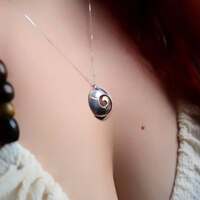 Koru - Le souffle de la renaissance 🌀 

Débutons notre voyage sous le symbole d'un nouveau départ ✨️ 

Parfois, les renaissances ne font pas de bruit.
Elles ne ressemblent pas toujours à des révolutions.
Elles tiennent dans un souffle, un choix, un pas. Elles sont blotties dans un silence, un trop, un pas assez.. Elles naissent quand on décide, sans drame ni foudre, de recommencer. De s'écouter. De croire, même un peu, et c’est déjà immense 🌀 

Koru porte en lui cette lumière des nouveaux départs. Un nouveau départ, ce n’est jamais un hasard. C’est un élan parfois doux, parfois brutal, une vibration en plein cœur qui murmure : " Et si c’était le bon moment ? " 

Koru incarne ce moment précis où l’on choisit de se déployer à nouveau.
Pas à pas.
Respiration après respiration 🌬 

Symbole sacré de la culture maorie, il évoque le déploiement d’une fronde de fougère, fragile et forte à la fois, la promesse de renouveau. Symbole puissant de création, de renaissance, de croissance et d’équilibre, il porte en lui le cycle éternel de la vie, la croissance intérieure, la transformation 🙏 

Dans le creux d’une spirale, la promesse d’un nouveau souffle. Un talisman précieux pour accompagner celles et ceux qui savent que tout commence à l’intérieur 🌀 

Je vous vois en train d’éclore..🩵 

Pour ces premiers bijoux de la collection, je vous présente ce soir deux colliers et une bague en argent massif 925 entièrement faits main à l'atelier 🤲 

Chacun arbore le symbole puissant maori " Koru " 🌀
Une spirale sacrée, symbole de renaissance, de nouveau départ, de croissance et de paix ✨️ 

Alors, plutôt collier ou bague 😏 ?

Disponibles le lundi 28 juillet à 20h pour la sortie de la nouvelle collection ~ Les Chants Du Pacifique ~ 🏝🌺🐚 

#cybijoux #metalsmith #silverjewelry #jewelry #jewellerydesign #summer #silver #handmadejewelry #polynesian #tahiti #maori #hawaii #polynesia #newzealand #aotearoa #handmadejewelry #tahitianpearljewelry #tahitianpearls #tiki #mana #koru #tribal #tatau #sea #polynesianjewelry #tahitianjewelry #maorijewelry