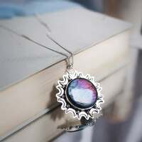 La porte des profondeurs 🌓 

Le crépuscule n’efface rien.
Il révèle autrement ✨ 

C'est quand la lumière baisse que ce qui était mis de côté reprend doucement sa place.
Ce que nous évitons, ce que nous portons en silence, ce qui pèse.. 

L’ombre n’est pas à combattre.
Elle est faite de tout ce qui a compté. Elle n’est pas vide, elle garde tout ce que l’on a appris à cacher 🌒
Des émotions, des élans, des parts de soi mises de côté. 

Elle conserve précieusement ce qui n’a pas pu être vécu, ce qui n'a pas encore été dit, ce qui a été mis de côté, ce qui attend son moment. 
Elle n’efface rien ✨

Mais vous savez, tout ce qui est profond échappe à la lumière directe. Les racines, les océans, les fondations.. 🪾

Et lorsque la lumière diminue,
ce ne sont plus les surfaces
qui dominent, ce sont les profondeurs. 

Accueillir l’ombre, c’est venir à la rencontre de ce qu'on a laissé sans lumière, même ce qui dérange, même ce qui résiste, même ce qui fait peur. 

C'est oser tourner le regard vers l’intérieur, sans fuir.
Car c’est là que commence
la vraie transformation ✨ 

J'ai créé ce collier pour accompagner dans ce mouvement.
Un collier talisman unique, en argent massif 925, toujours fait main à l'atelier 🤲🏻 

Il protège dans son cœur une incroyable pierre de labradorite aux reflets de magie entourée de ses lunes protectrices 🌙 

Dans son dos j'y ai gravé ces mots " accueillir l'ombre " pour vous souvenir toujours que tout ce qui est profond ne demande pas à disparaître,
mais à être regardé autrement 🌓 

Pièce unique, disponible lundi prochain , le 23 mars à 20h pour la sortie de la nouvelle collection Les Couleurs du Ciel ~  🌅☁️✨ 

#cybijoux #jewelry #skylover #skyjewelry #moon