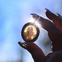 Les Nuages du Destin ☁️
Depuis la nuit des temps, les nuages veillent sur notre monde en perpétuelle métamorphose 🤍 Ils traversent, se rassemblent, se transforment.. Ils sont les liens suspendus entre la terre et l’invisible ☁️
Dans des traditions anciennes de Chine, la représentation des nuages à une place toute particulière. Certains sont considérés comme sacrés. On les appelle les nuages Auspicieux, les nuages de bon augure ✨
Ils se dit qu’ils peuvent porter les sages et les immortels pour voyager librement entre la terre et les hauteurs célestes.
Ainsi, les nuages ne sont pas seulement des formes passagères dans le ciel. Ils deviennent des chemins entre les mondes, des refuges de magie, et des symboles puissants de bonne fortune, de protection, de bonheur et d’harmonie ☁️
Les voir est un signe favorable, la promesse que les forces du ciel veillent sur vous et le monde 🤍
Ils sont porteurs de bénédictions et de nouveaux possibles. Un souffle du ciel pour nous rappeller que la chance et les énergies circulent, que les chemins s’ouvrent et se transforment, et qu’il est toujours possible de prendre un peu de hauteur pour laisser le vent emporter ce qui pèse ☁️
Alors j'ai immortalisé un nouveau fragment de nuages, rien que pour vous, dans l'argent. Un talisman pour celles et ceux qui avancent protégés et guidés vers des chemins plus légers, au-dessus des nuages. ☁️✨
Ce soir c'est un collier unique que je vous présente, assortie à notre bracelet, en argent massif 925 et toujours entièrement réalisé main par mes soins à l'atelier.
Une autre merveilleuse pierre d'agate dans laquelle la lumière avec magie vous révélera de délicats nuages, protégée dans un coeur d'argent ✨☁️
Pièce unique, disponibles lundi 23 mars à 20 h pour la sortie de la nouvelle collection Les Couleurs du Ciel ~ 🌅☁️✨
#cybijoux #jewelry #skylover #skyjewelry #cloudlovers