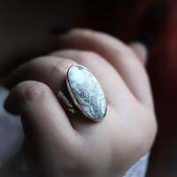 Les Montagnes d'Argent 🏔️

Dans le silence de l’hiver les montagnes d’argent se dressent, pures et immobiles, comme sculptées dans la lumière. On raconte que leurs sommets enneigés protègent des secrets anciens, veillés par la brume et le givre ❄️

Puis, quand le noir retient sa dernière ombre et que le jour avance avec prudence, l’heure bleue s’installe.. C'est aux premiers instants de l'heure bleue que les oiseaux recommencent à chanter 💙

Un moment fragile, suspendu, entre deux souffles, quand le soleil remonte lentement derrière les crêtes pour rencontrer les étoiles, encore accrochées à une nuit qui s'étire.

À cet instant précis quand les premiers rayons percent le froid et se posent sur la neige fraîche, les montagnes semblent parées d'argent ✨️ 

Cela ne dure que quelques minutes, magiques, insaisissables, puis le monde recommence à tourner 🏔️

C'est ce moment unique que j'ai immortalisé pour vous, en vous créant une bague unique, en argent massif 925, entièrement fait main par mes soins à l'atelier 🤲🏻

Elle protége une incroyable pierre de pyrite plume dans laquelle on peut voir se dessiner nos montagnes d'argent. Sur son anneau des montagnes et un ciel étoilé l'accompagnent avec magie 🗻

La pyrite plume est une pierre merveilleuse et rare. On ne la trouve que dans un seul endroit au monde, nichée au cœur des montanges Allemandes, ce qui la rend d'autant plus précieuse ✨ 

Pièce unique, disponible lundi 8 décembre à 20h pour la sortie de la nouvelle collection ~ La Poésie du Froid ~ 🤍🌬️❄️

#cybijoux #hiver #witch #metalsmith #jewellery #sterlingjewelry #winterwitch #artist #witchyvibes #jeweler #jewelry #christmasaesthetic #jewellerydesign #bijouxfaitmain
#silverjewelry #artisanat #faitmain
#artisandefrance #winteraesthetic #hiver #christmasgiftideas #winter #neige #noelaesthetic #ideecadeau #christmas #snow
#cadeaufaitmain #noel2025 #mountains